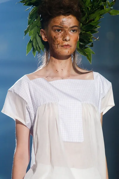 Look 16